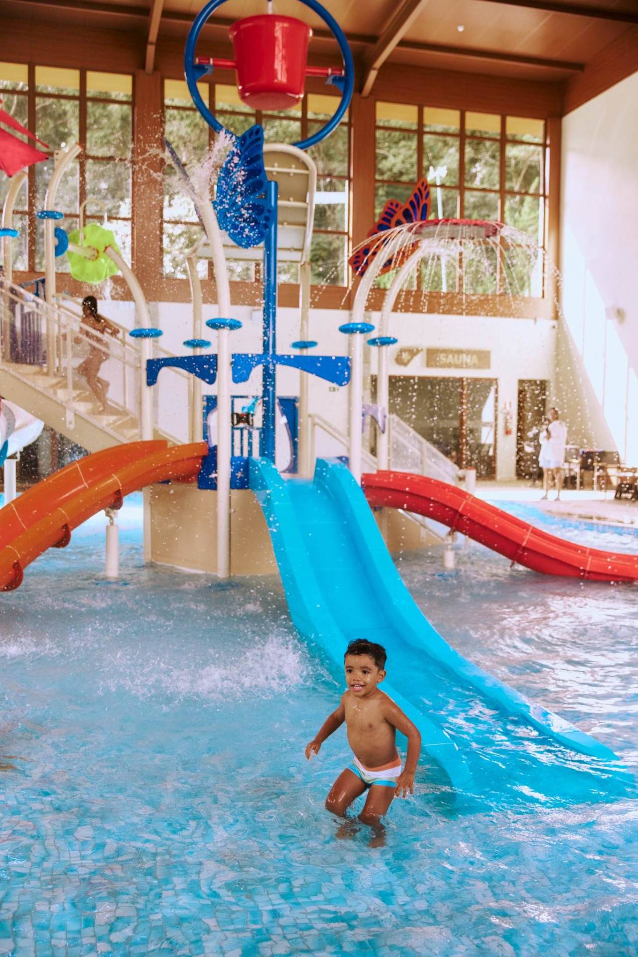 Crianças na piscina junto aos escorregadores do Parque Aquático Alpenmare