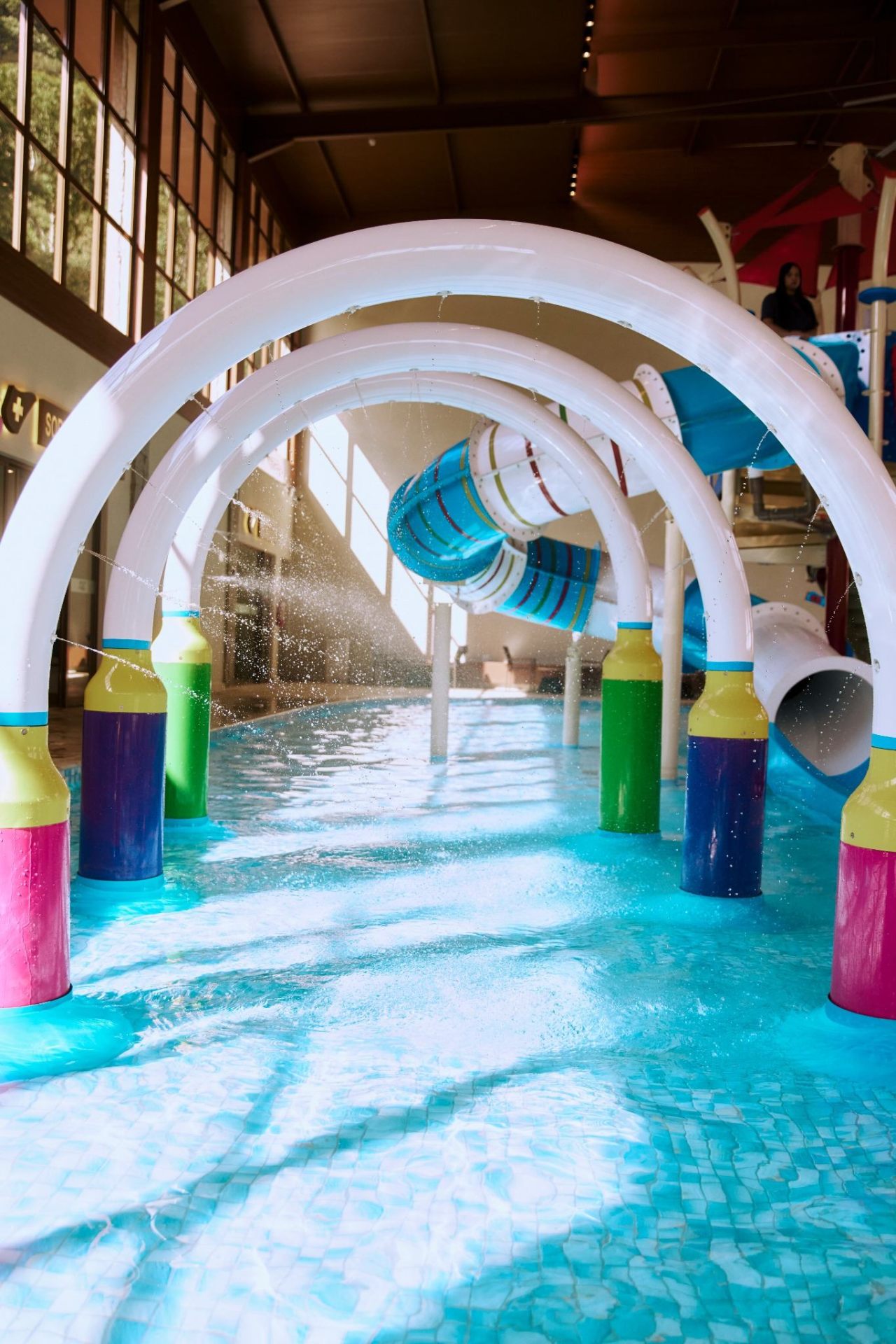 Arcos com jatos de água na piscina do Parque Aquático Alpenmare
