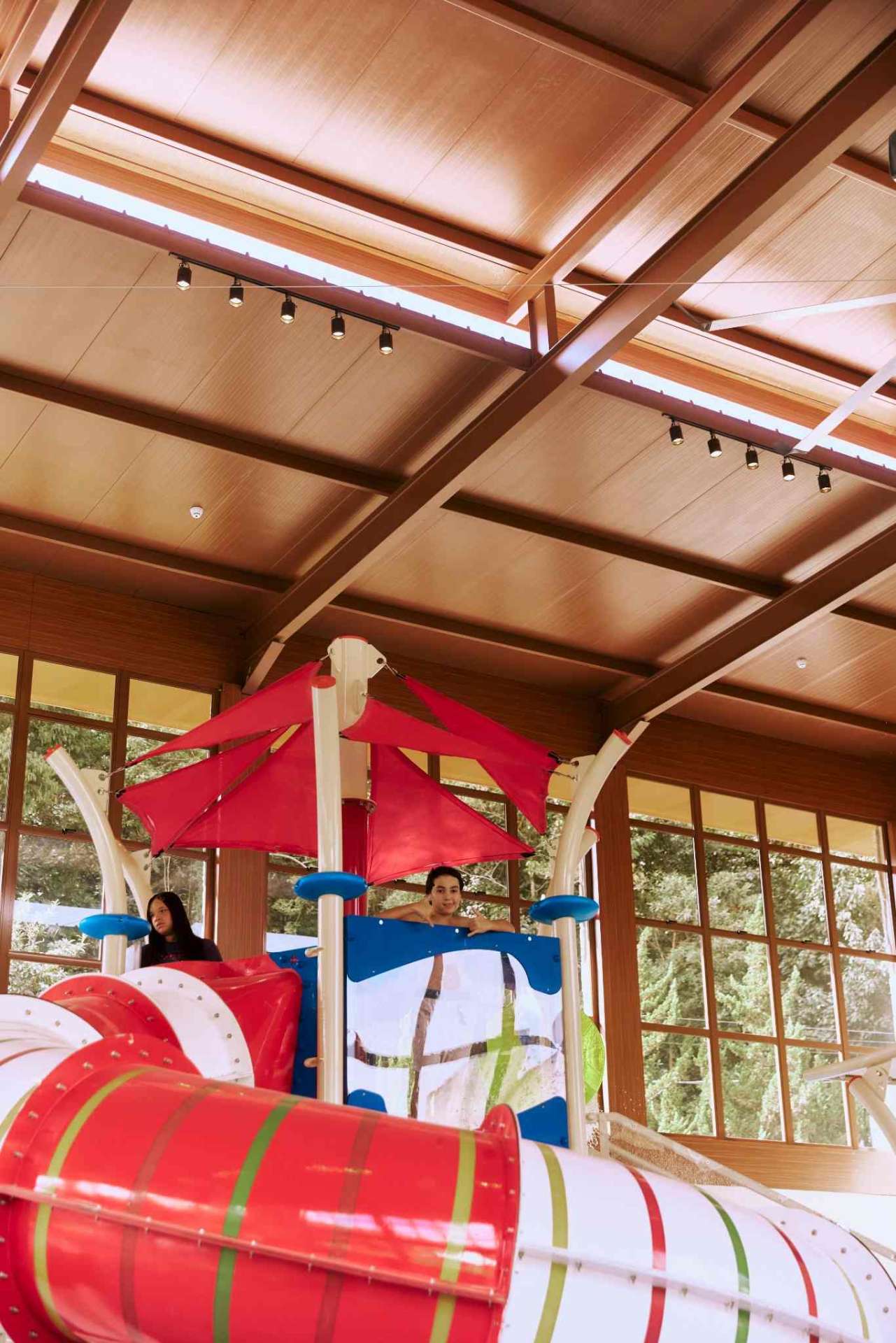 Estrutura de brinquedos com coberturas vermelhas do Parque Aquático Alpenmare
