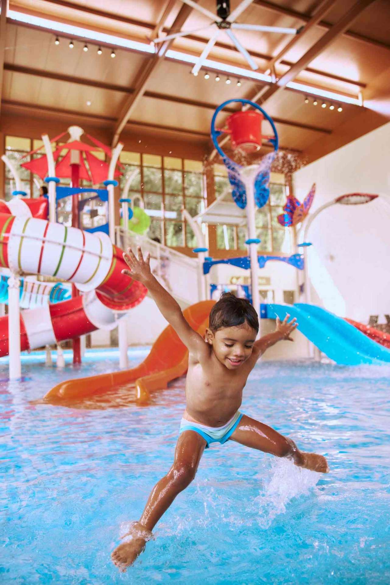 Criança pulando na piscina infantil do Parque Aquático Alpenmare