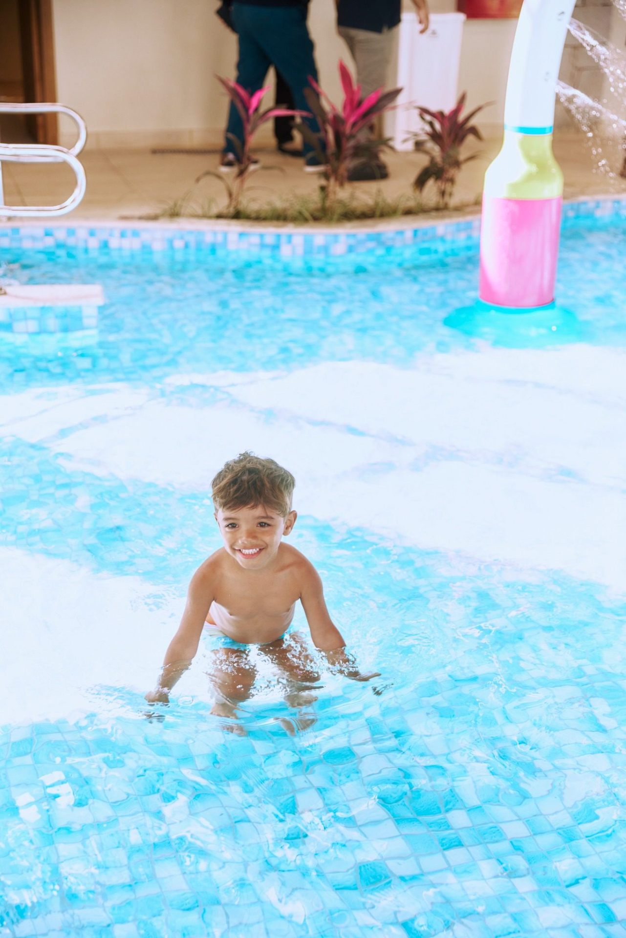 Criança na piscina rasa do Parque Aquático Alpenmare