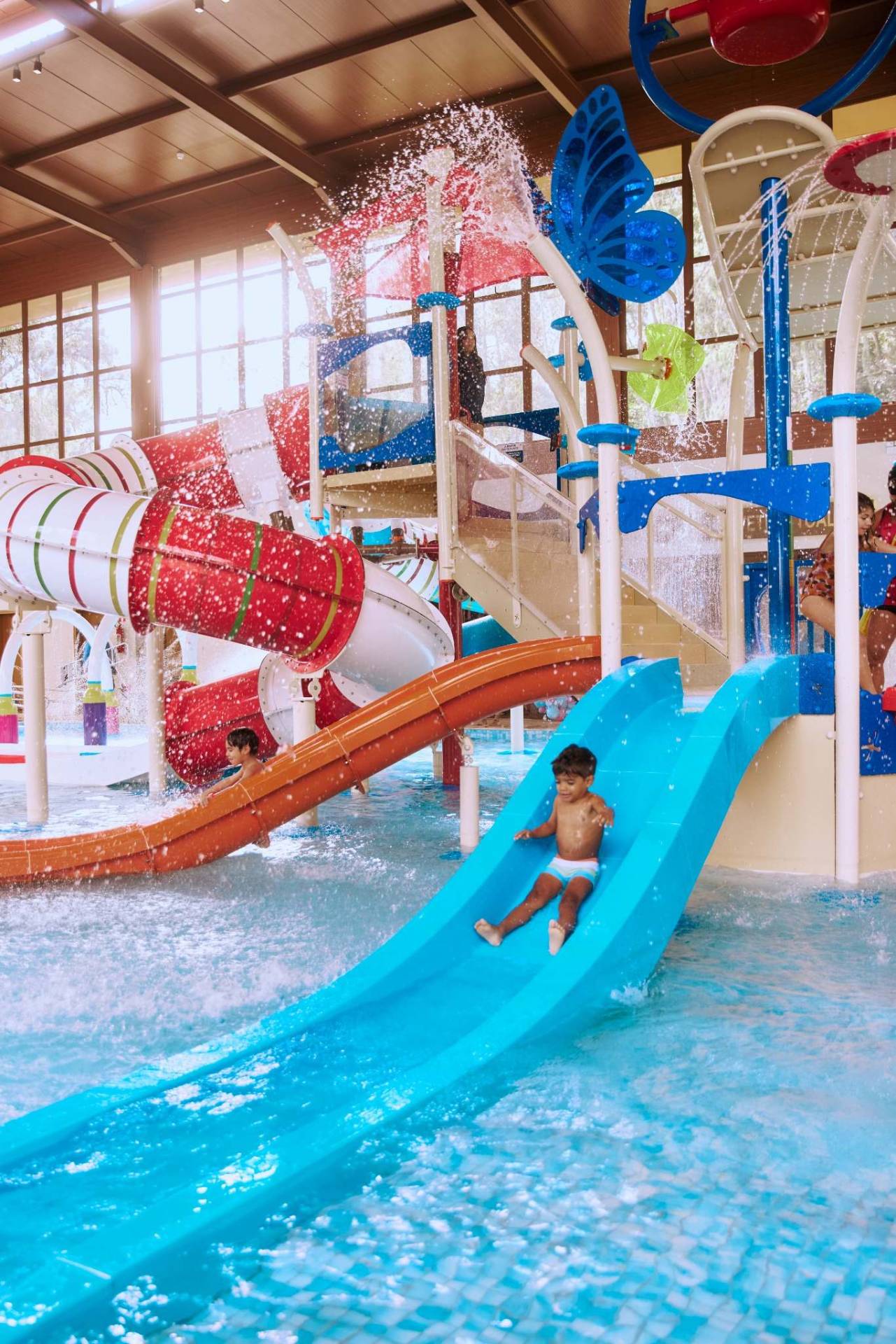 Escorregador azul e estrutura de brinquedos do Parque Aquático Alpenmare