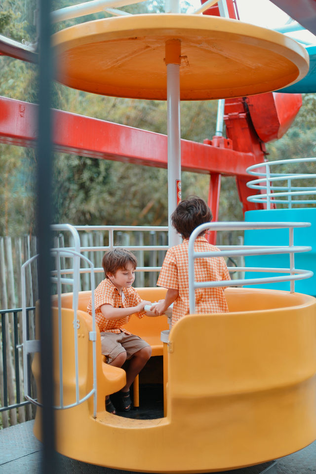 Brinquedos aquáticos coloridos do Parque Aquático Alpenmare