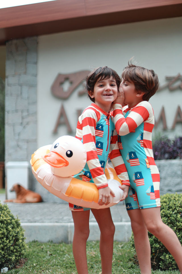 Crianças com boia na entrada do Parque Aquático Alpenmare