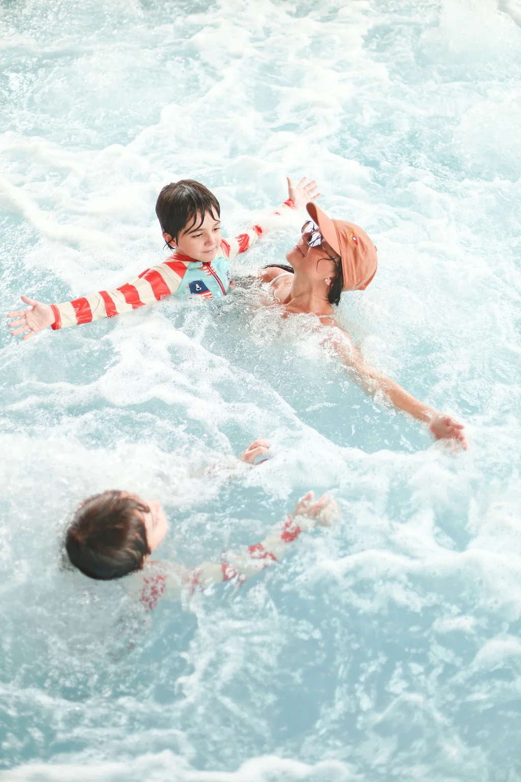 Família na piscina do Le Canton