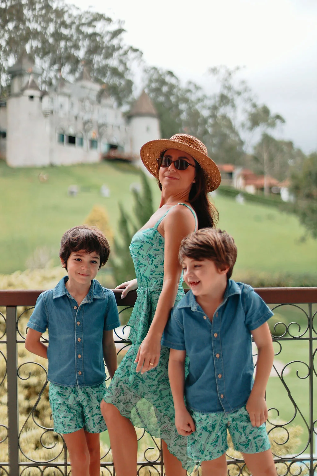 Família nos jardins do Le Canton, com o Castelo ao fundo