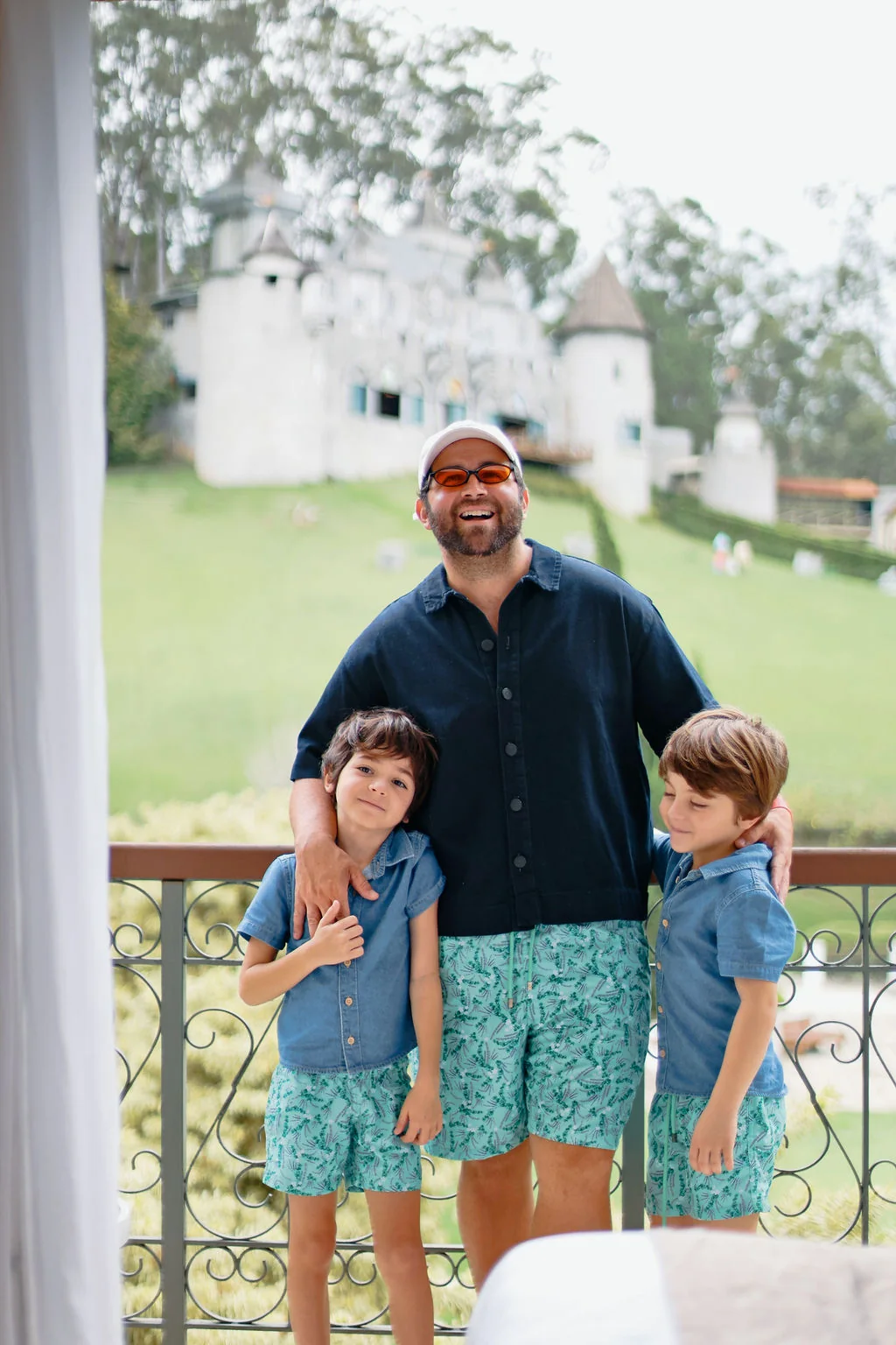 Família nos jardins do Le Canton, com o Castelo ao fundo
