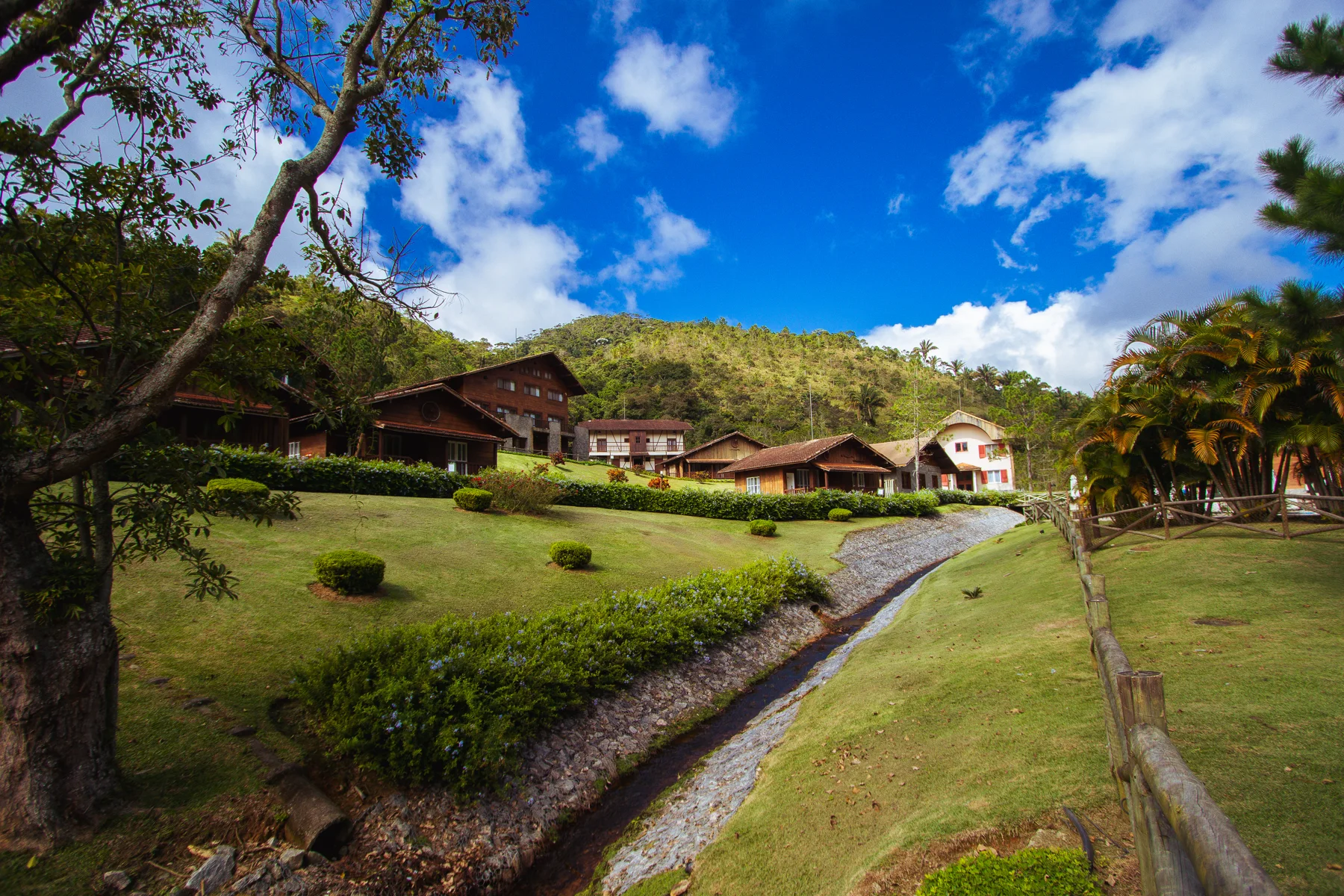 Jardins e construções da Fazenda Suíça