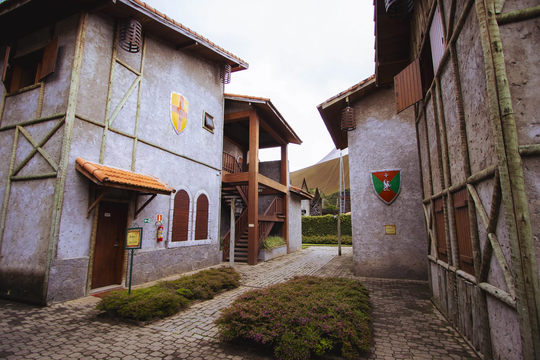 Fachadas do Hotel Magique