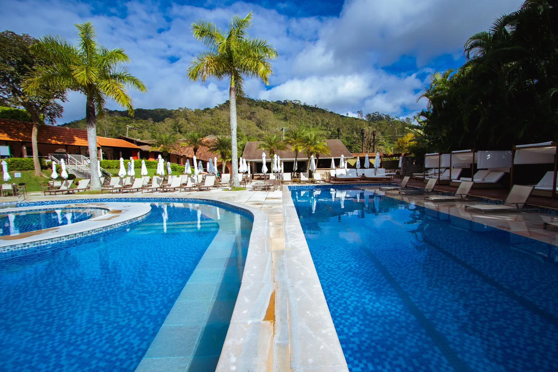 Piscina com tobo&aacute;gua
