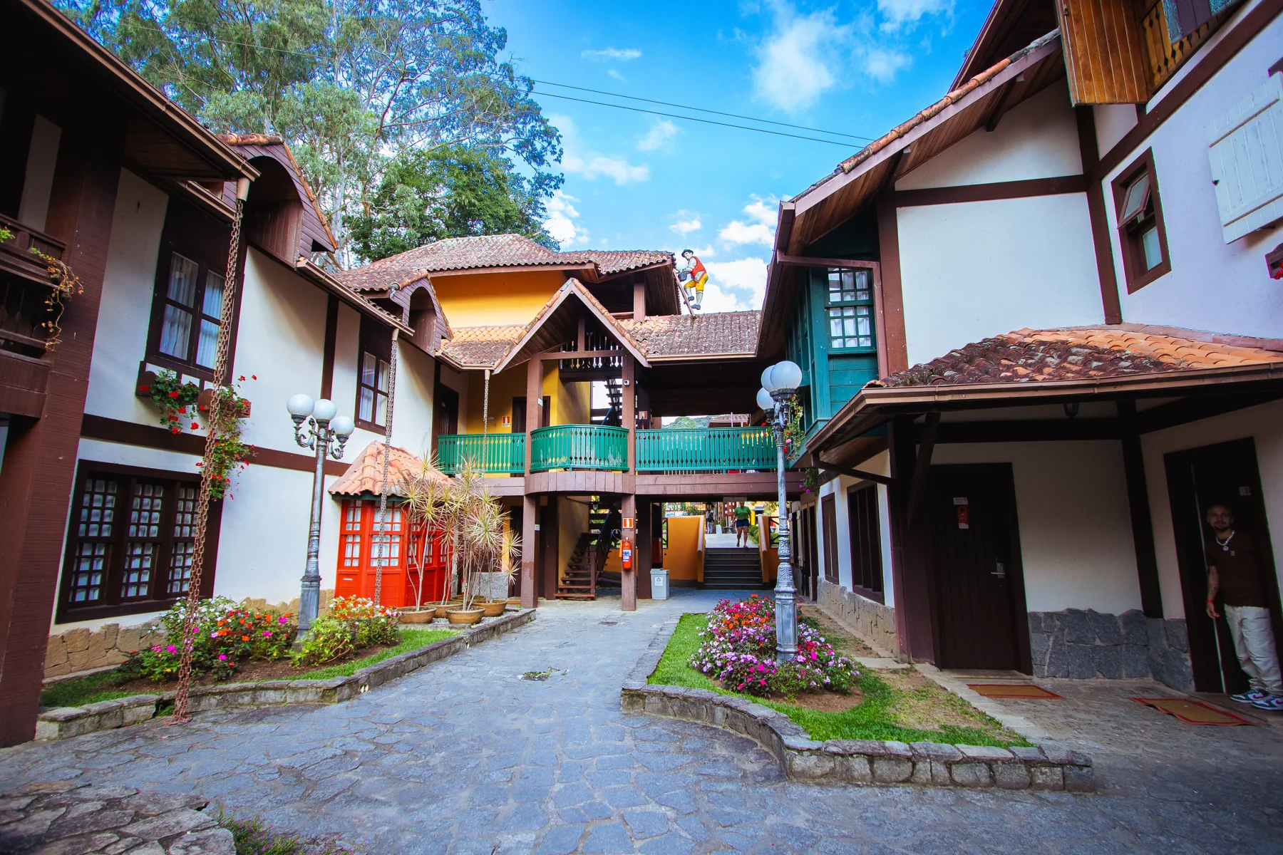 Fachadas e caminhos do Hotel Village