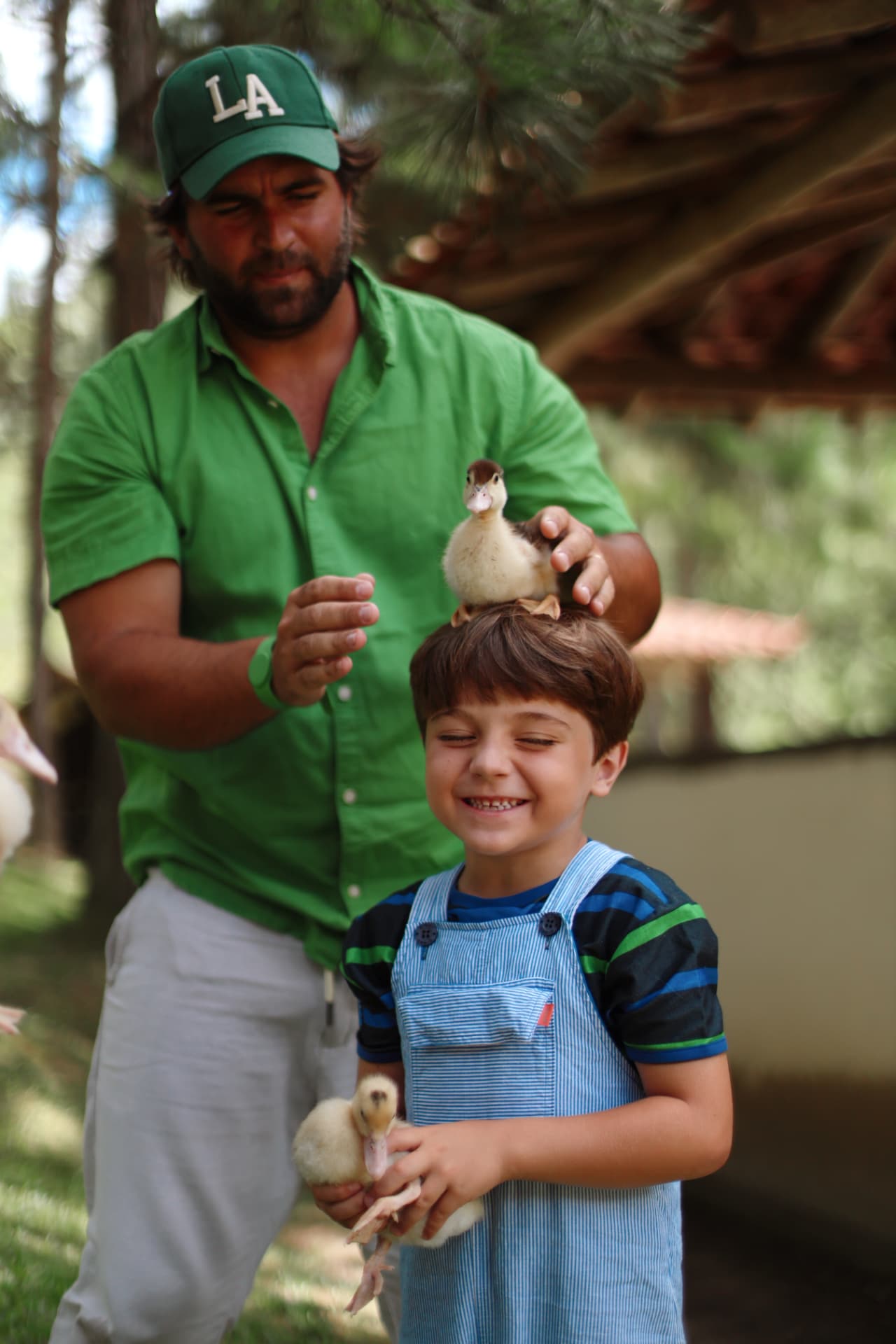 Criança com patinho na fazendinha