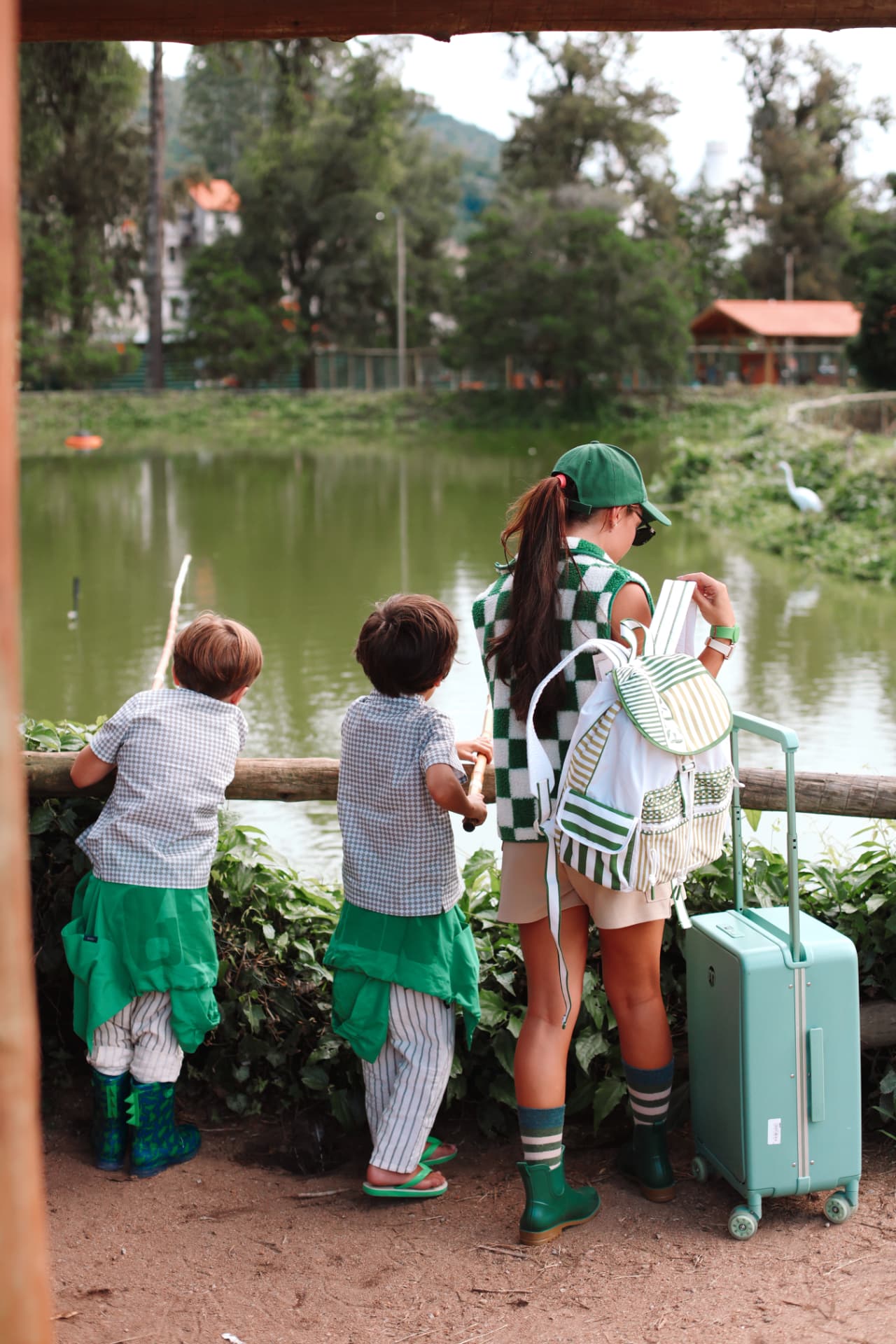 Crianças pescando no lago do Le Canton