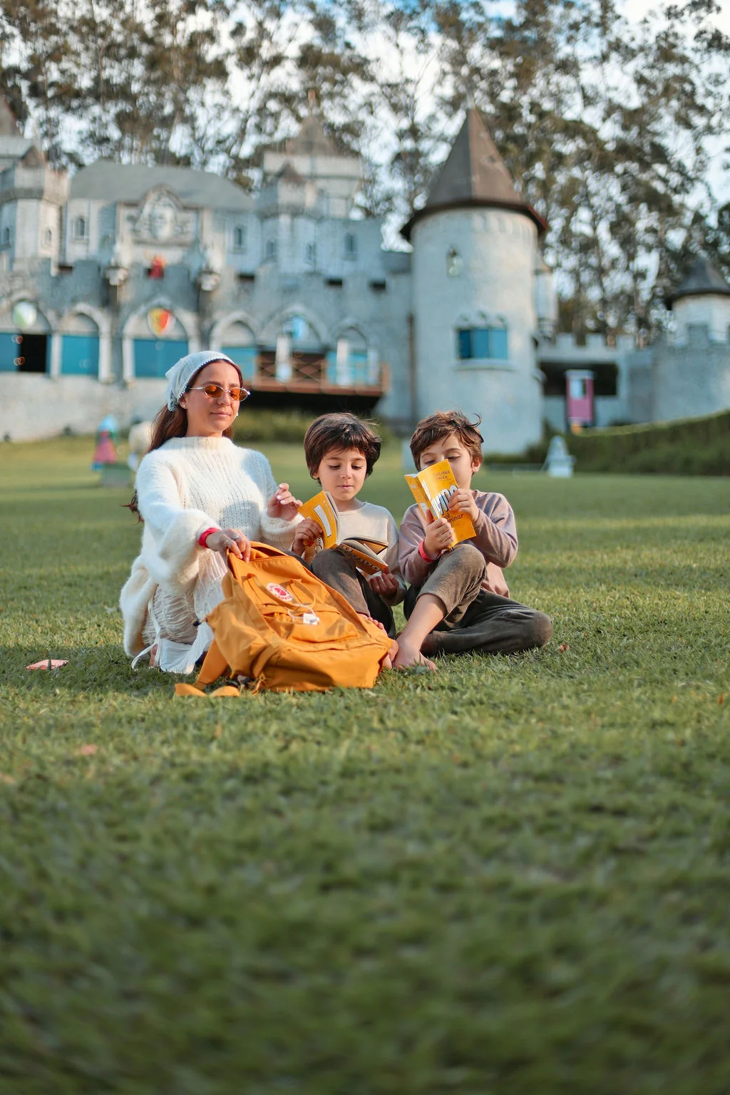 Fam&iacute;lia reunida no gramado diante do Castelo do Le Canton