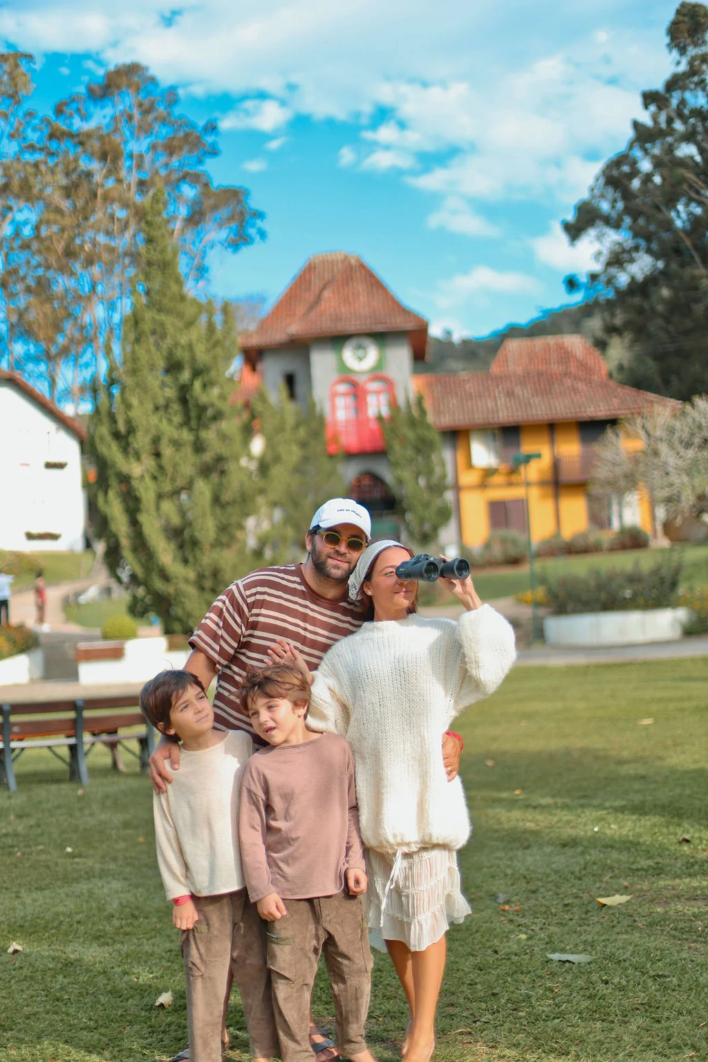 Fam&iacute;lia nos jardins do resort Le Canton