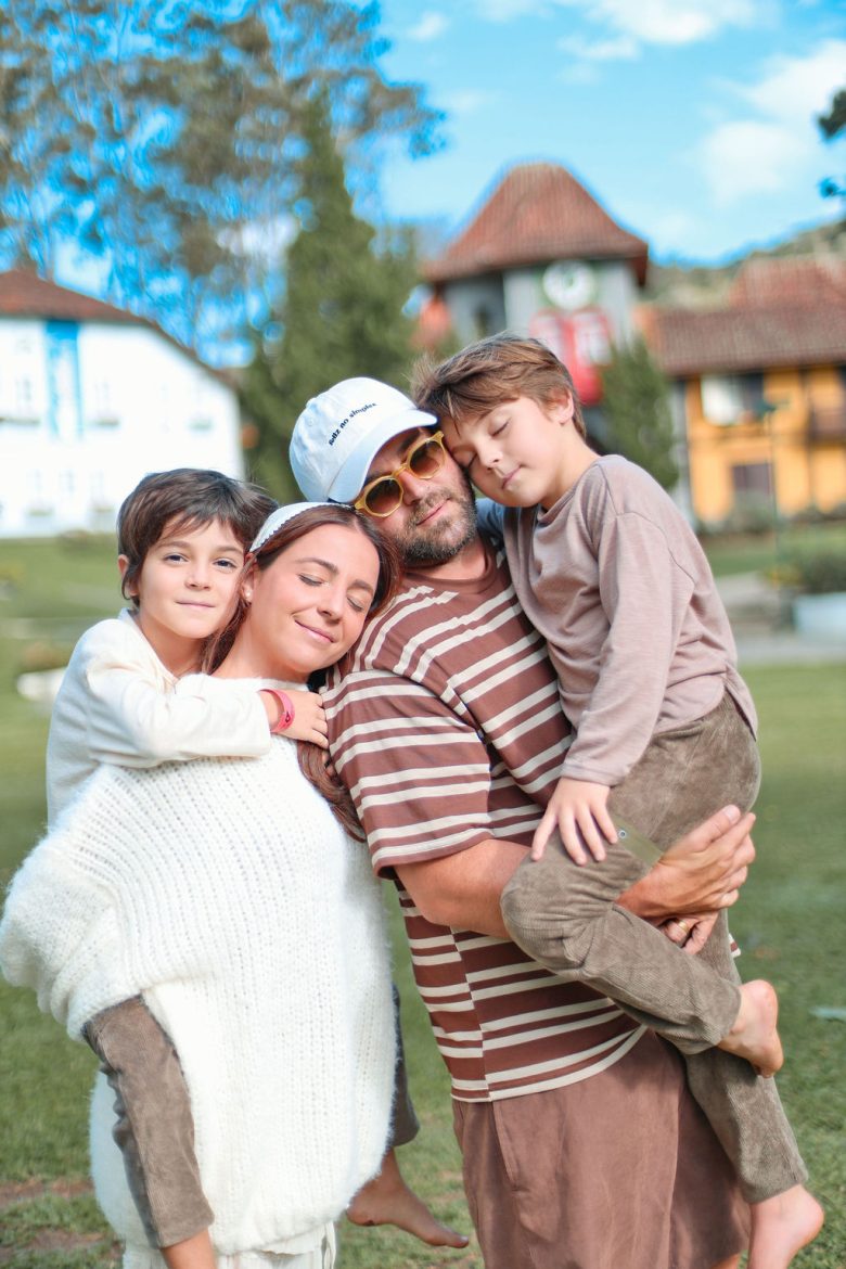 Família reunida na área externa do Le Canton