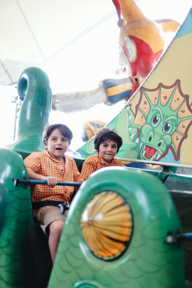 Família em atração temática do Parc Magique