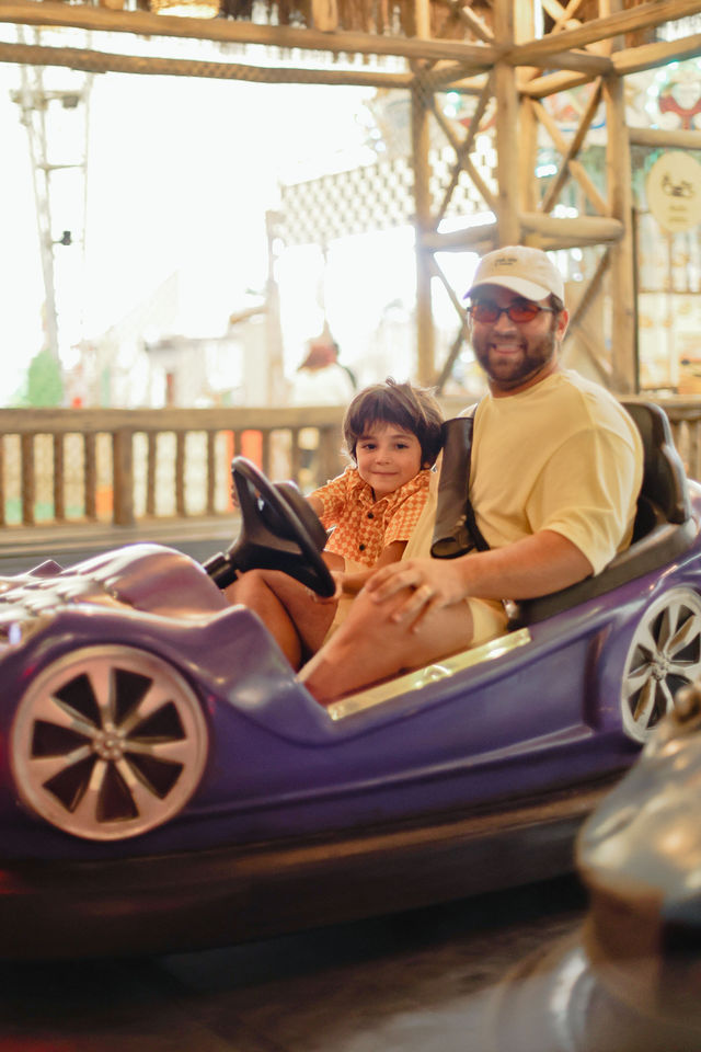 Família aproveitando uma atração do Parc Magique