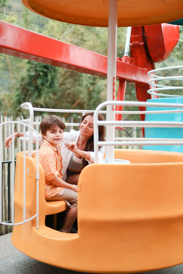 Crianças nas xícaras do Parc Magique