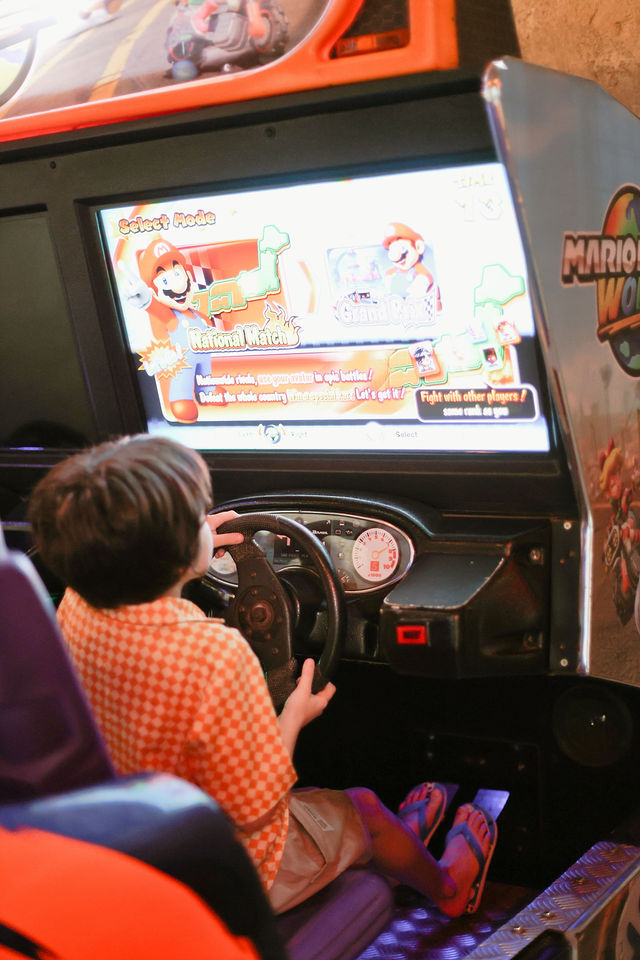Crianças nos jogos eletrônicos do Parc Magique